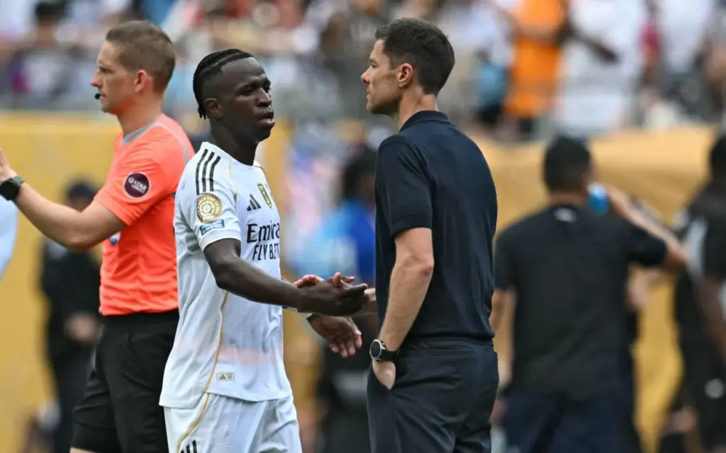 Xabi Alonso evita polêmica, diz que conversará com Vini Jr. e elogia atuação: ‘Contribuiu muito’