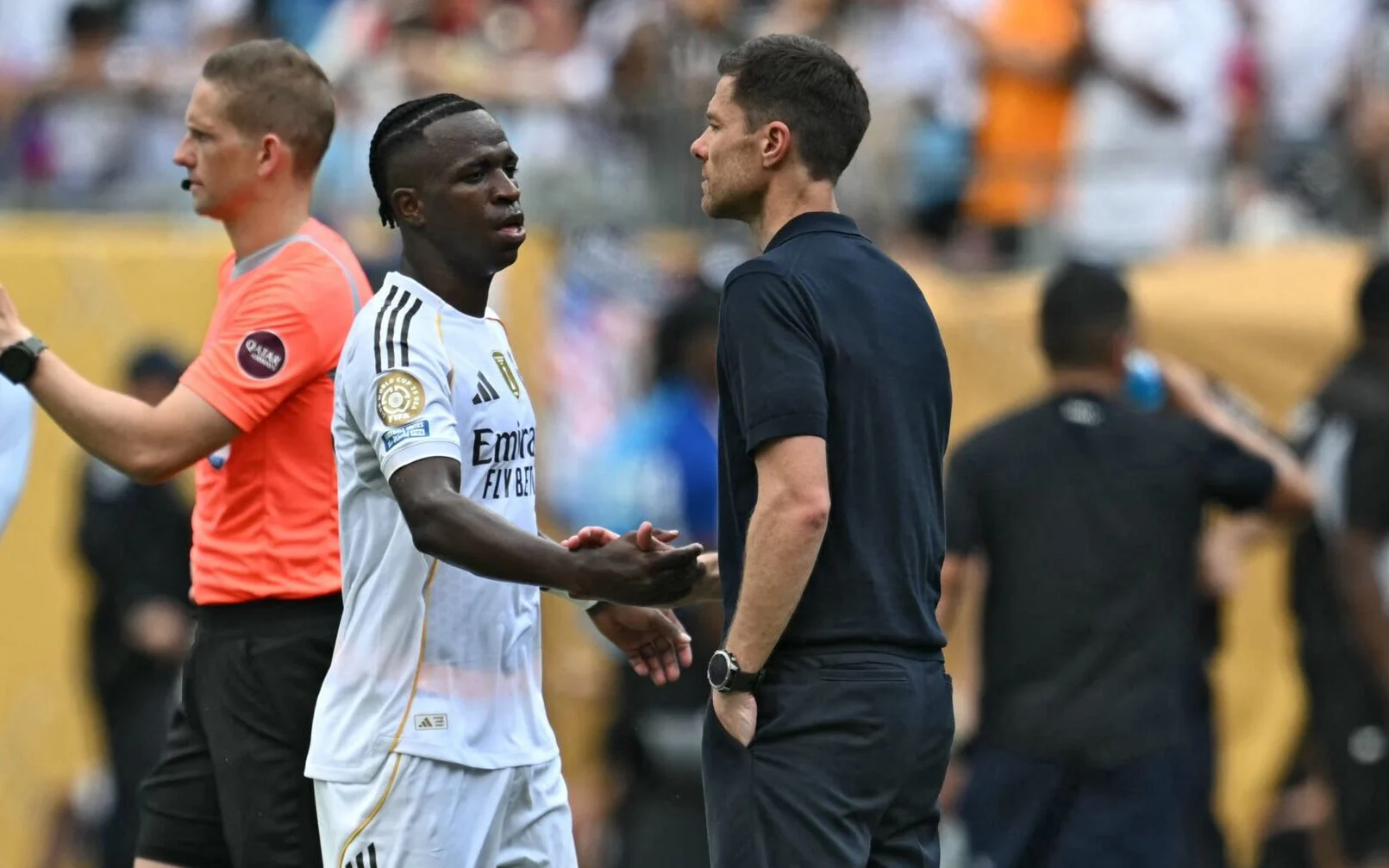 Xabi Alonso evita polêmica, diz que conversará com Vini Jr. e elogia atuação: ‘Contribuiu muito’