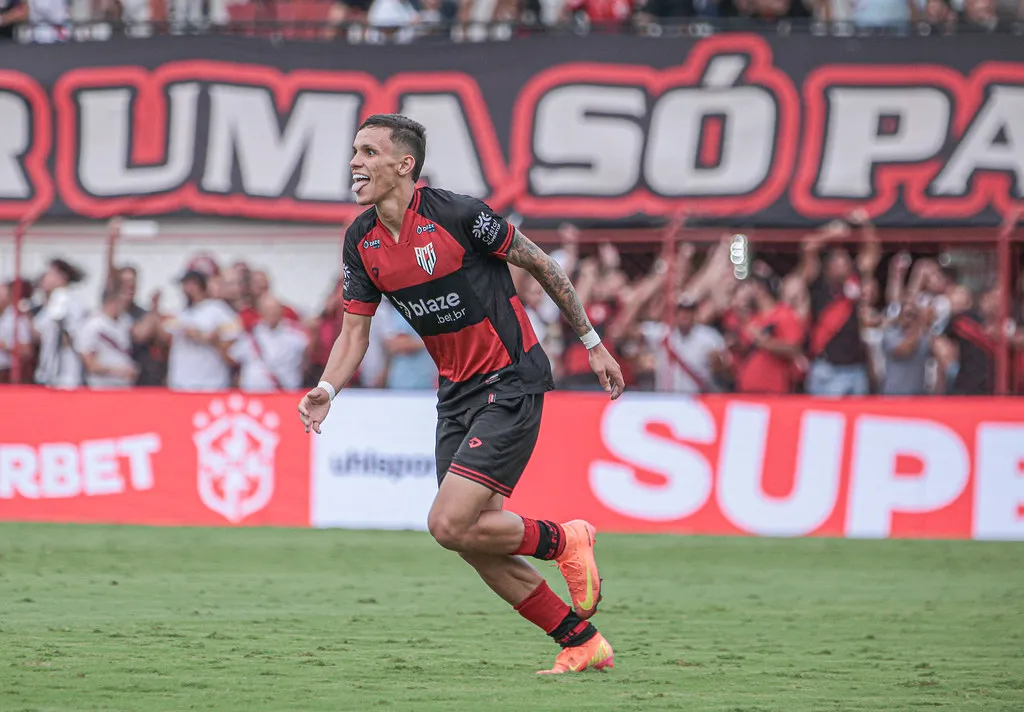 Yuri comemora vitória Atlético-GO