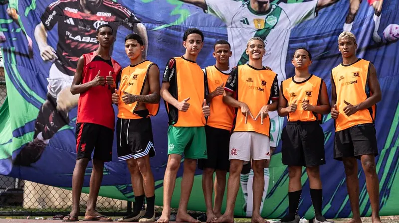 Ex-Flamengo, Matheus Gonçalves realiza ação social em Bangu no Dia das Crianças