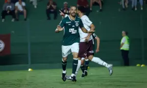 Anselmo Ramon celebra gol da vitória, mas mantém cautela: 