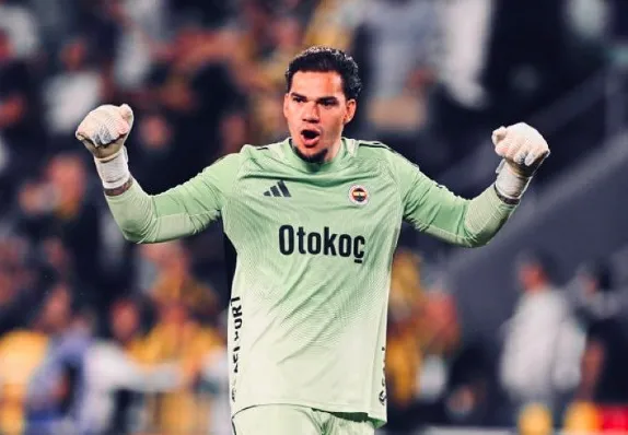 Goleiro da Seleção Brasileira é atingido por copos em clássico