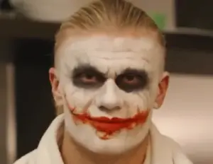 Haaland se fantasia de Coringa e sai pelas ruas de Manchester em 'pegadinha' de Halloween