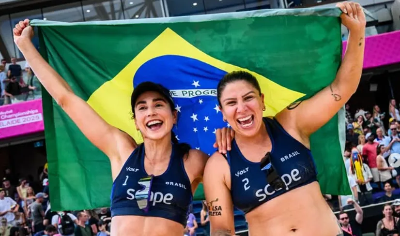 Carol leva o bronze no vôlei de praia e festeja prisão de Bolsonaro: 'Dia incrível'