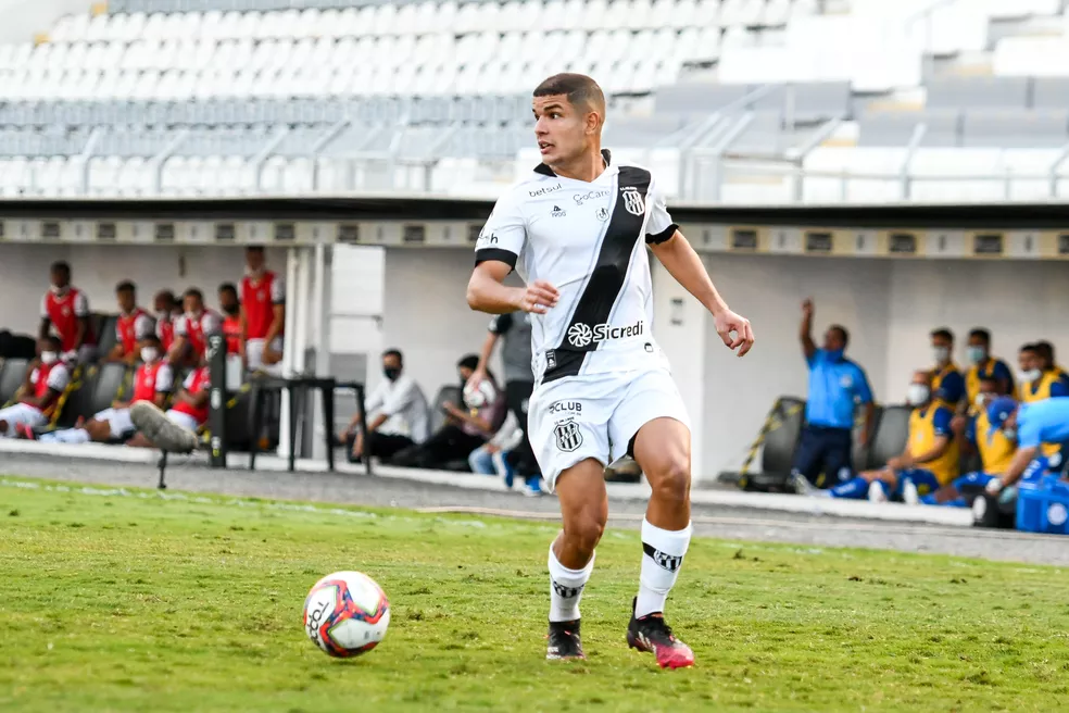 Felipe Albuquerque em ação pela Ponte Preta — Foto: Álvaro Jr/ PontePress
