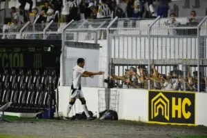 Ponte Preta negocia renovação com herói do acesso para 2026