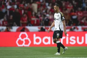 Diretor do Atlético-MG questiona arbitragem em empate contra o Internacional: 'Confusa'