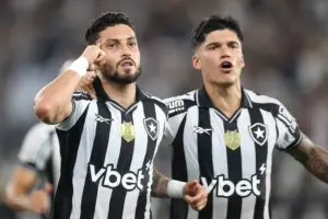 Botafogo 3 x 0 Vasco - Fogão cada vez mais perto da Libertadores