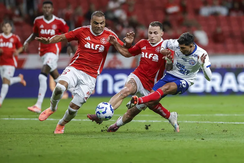 Internacional 2 x 2 Bahia – Tricolor empata no fim e aumenta a pressão no Beira-Rio