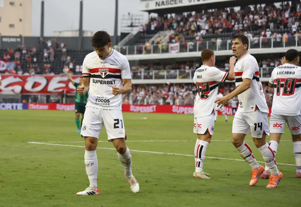 Com meio campo gringo, confira a SELEÇÃO FI da 35ª rodada do Brasileirão! 3 54942619958 8096ca5dcf o