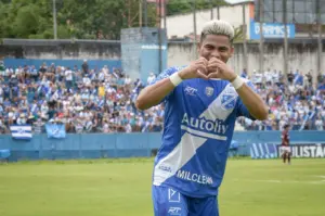 Taubaté confirma o retorno do atacante Romarinho