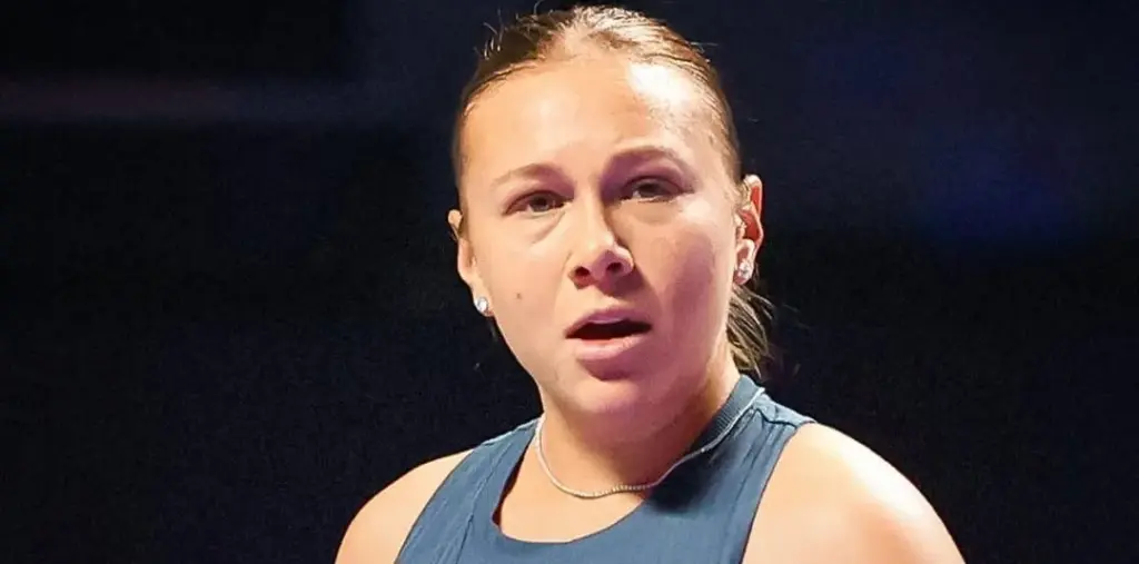 Anisimova vira contra Swiatek e se garante nas semifinais do WTA Finals