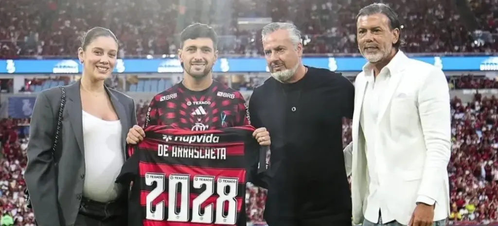 Flamengo homenageia Arrascaeta antes de triunfo sobre o Santos