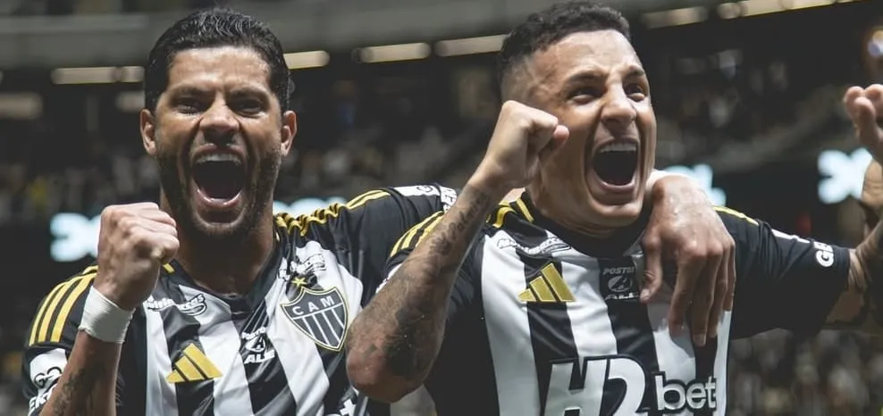 Hulk e Arana em ação pelo Atlético-MG (Foto: Pedro Souza-CAM)