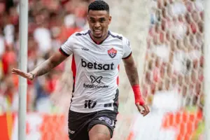 Ex-Vitória, Alerrandro é indicado ao Puskás após gol de bicicleta