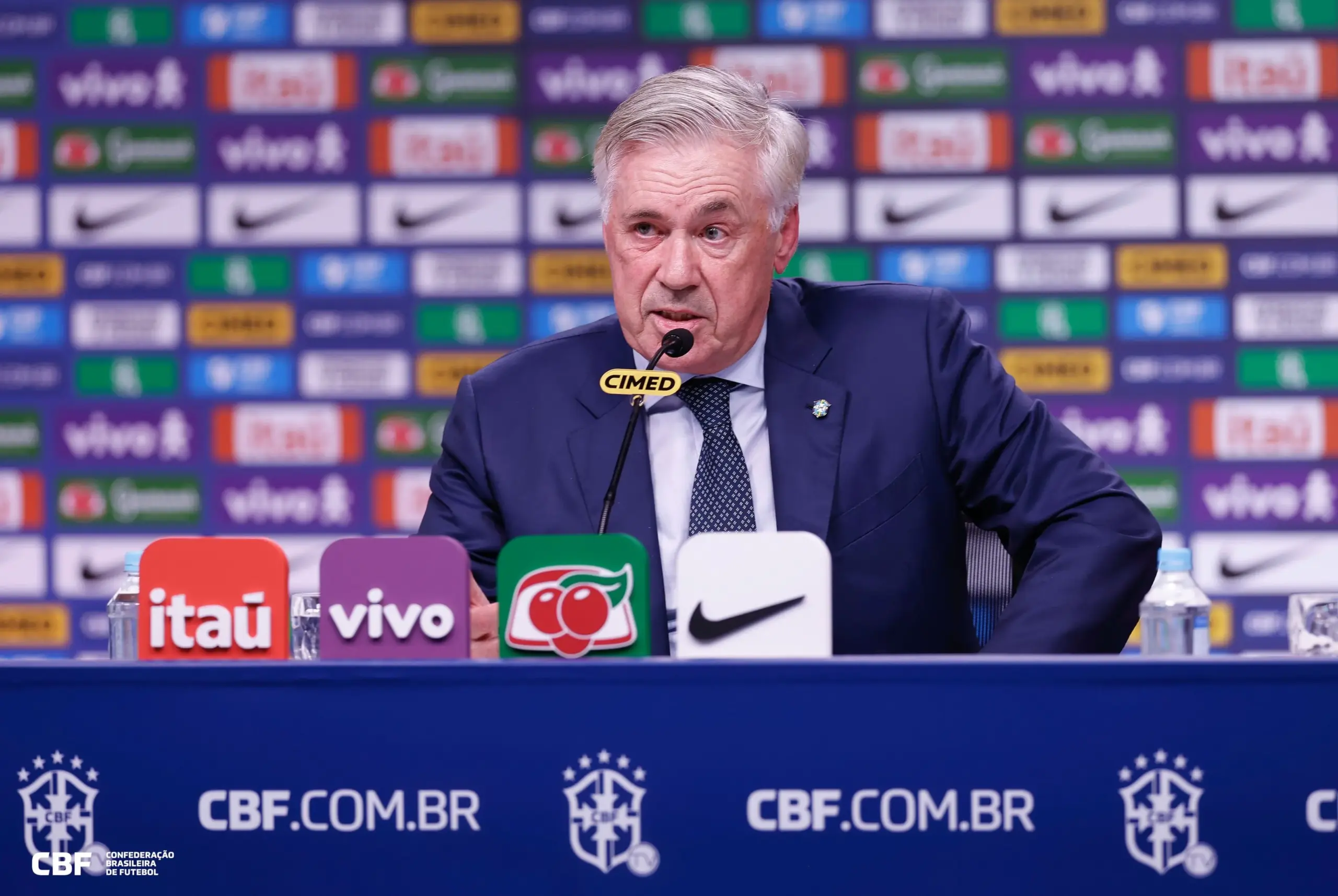 Ancelotti encara falas contra estrangeiros de Leão e Oswaldo de Oliveira: 'Volte um brasileiro' (Foto: Divulgação/CBF)