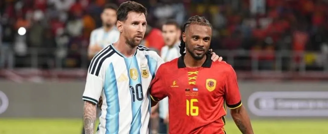 Messi ao lado de Fredy Ribeiro (Foto: Divulgação-Federação Angolana de Futebol)