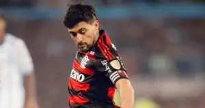 Flamengo vence e Arrascaeta se iguala a Doval como artilheiro estrangeiro