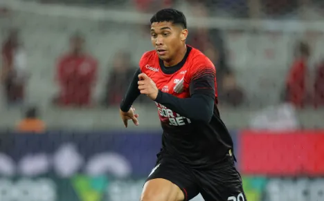 Julimar celebra boa fase no Athletico e foca em reta final