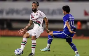 Athletico-PR negocia contratação de volante do Fluminense
