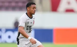 Athletico perde Léo Derik por lesão e vive dilema em decisão na Série B