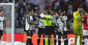 Internacional x Atlético-MG: confira a súmula da arbitragem nos lances polêmicos