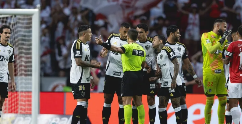Internacional x Atlético-MG: confira a súmula da arbitragem nos lances polêmicos