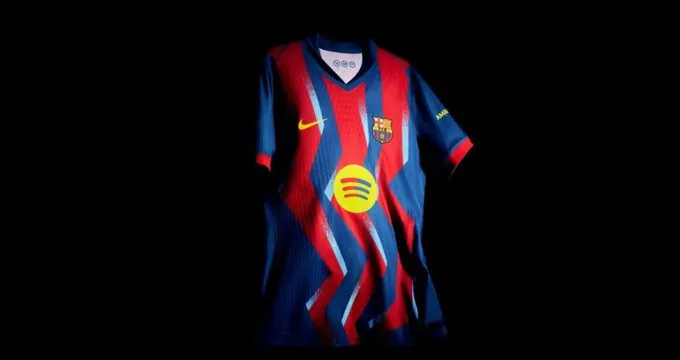 Barcelona lança camisa inspirada em atuação ‘iluminada’ de Ronaldinho contra o Real Madrid