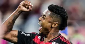 Ídolo do Flamengo celebra marca de 600 jogos como profissional