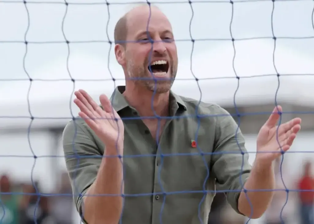 Príncipe William visita Maracanã e ‘se joga’ no vôlei de praia em Copacabana com Carol Solberg