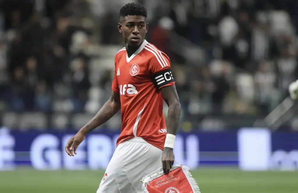 Vitão lamenta chances perdidas e cobra reação no Inter após empate com Santos