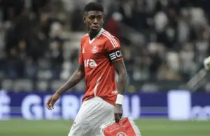 Vitão lamenta chances perdidas e cobra reação no Inter após empate com Santos