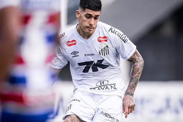 Santos sofreu gols nos últimos 7 jogos e agora encara os melhores ataques do Brasileirão 2 Zagueiro tentou fazer cruzamento no lance do gol santista (Foto: Raul Baretta - Santos FC)