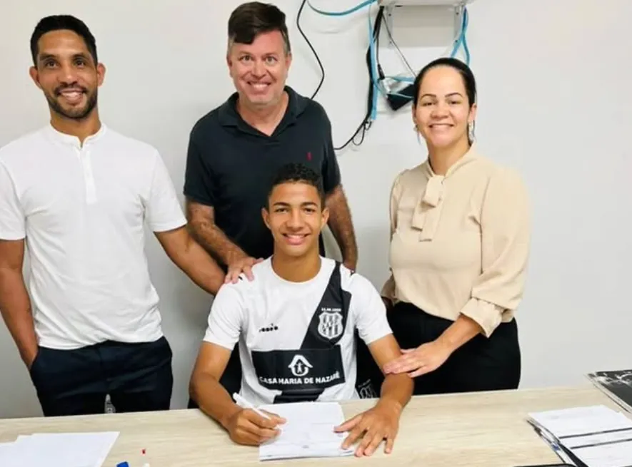 Atacante Damião assina contrato profissional com a Ponte Preta - Foto: Divulgação