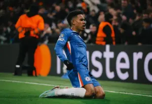 Chelsea atropela Barcelona e se aproxima de líderes na Champions