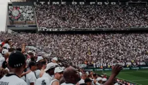 Corinthians recebe multa após lançamento de objetos no gramado