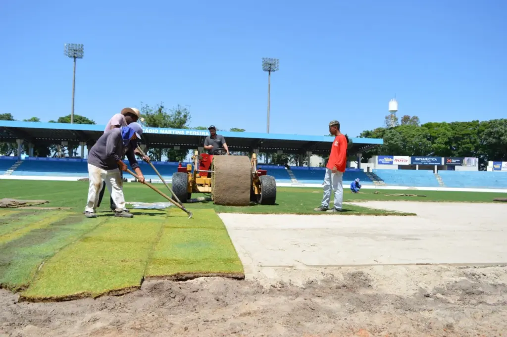 São José inicia reforma no gramado do Martins Pereira