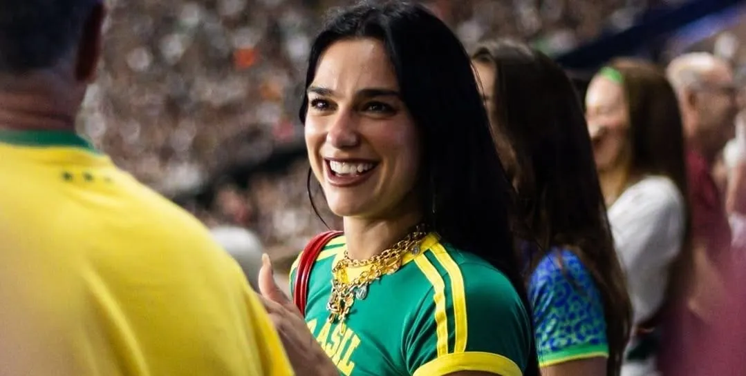 Dua Lipa rouba a cena e acompanha o Fla-Flu no Maracanã