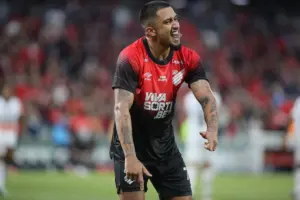 Atacante do Athletico-PR celebra gol e enaltece torcida: 