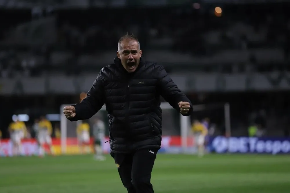 Técnico do Criciúma, Eduardo Baptista prega equilíbrio antes de confronto com o Atlético-GO