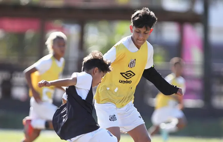 Futebol lidera atividades infantis e clubes investem em projetos para revelar e transformar jovens