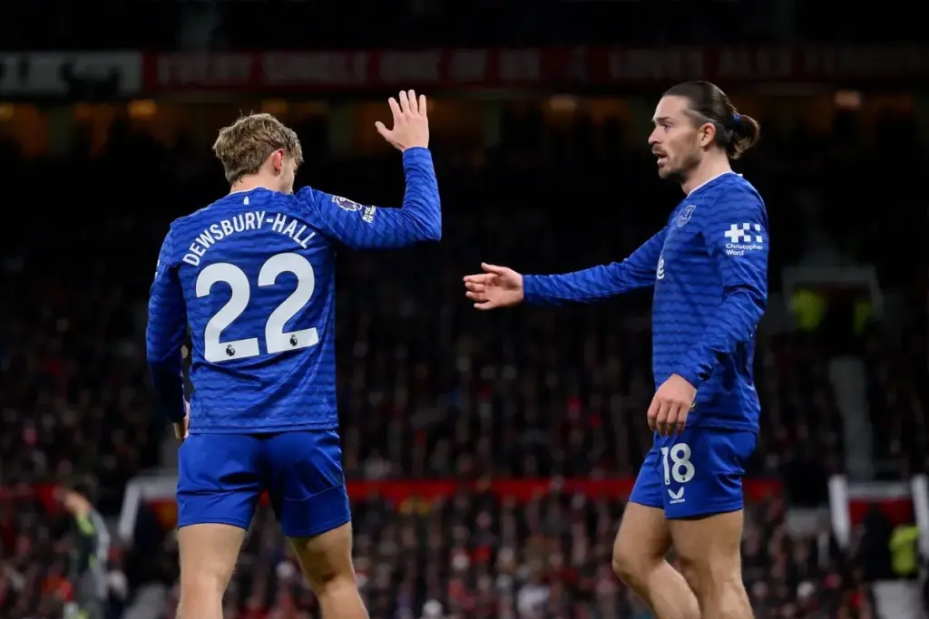 Everton tem jogador expulso, mas vence United na Premier League