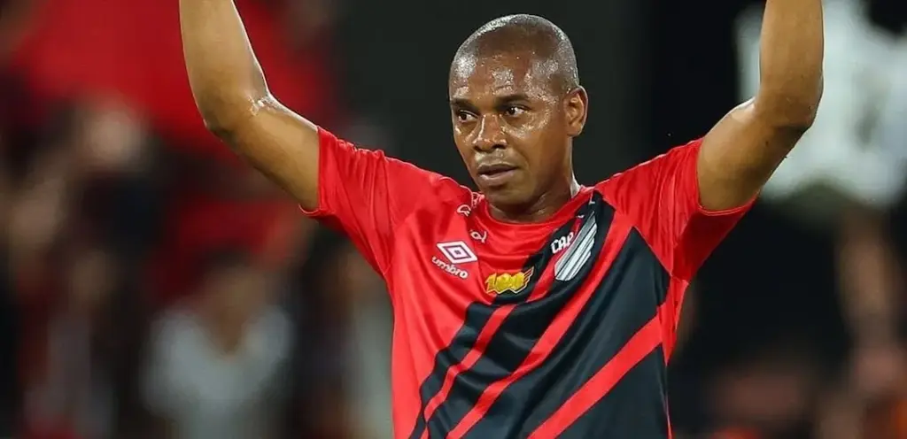 Fernandinho comunica aposentadoria aos 40 anos: ‘Estou cansado’
