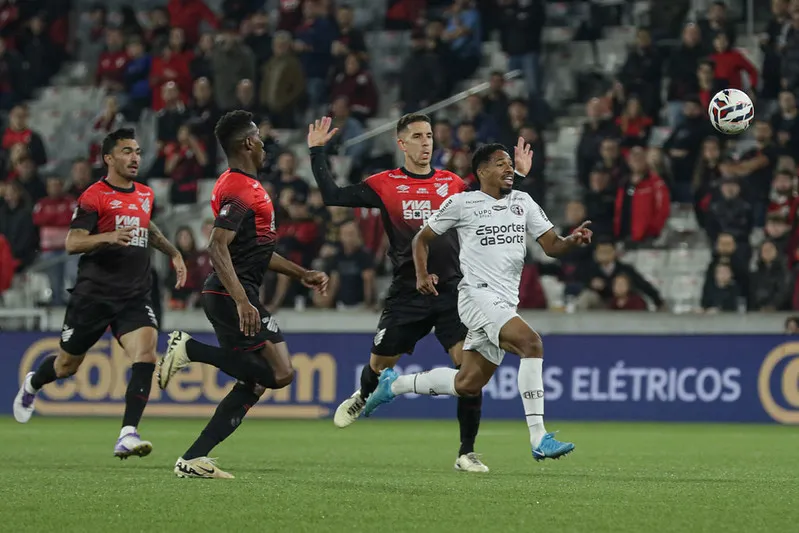 Ferroviaria e Athletico PR se enfrentam na Serie B