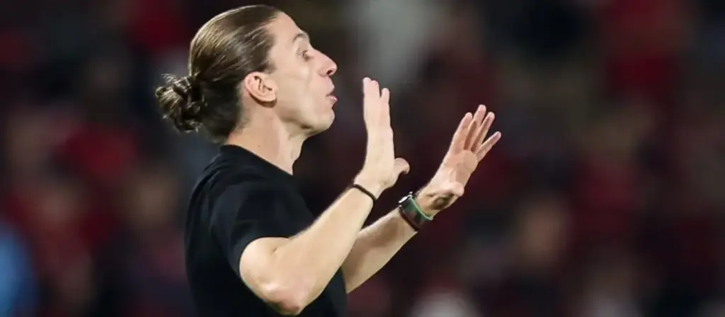 Filipe Luís sofre com desfalques e busca alternativas no Flamengo