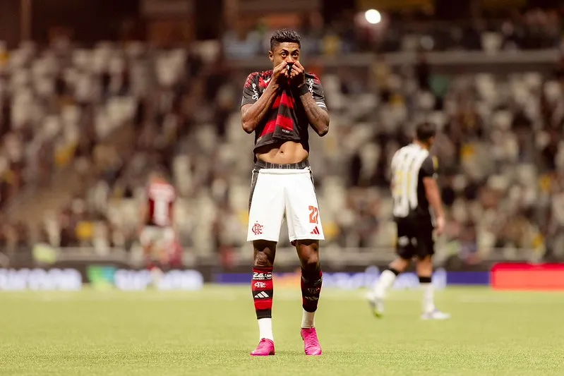 Filipe Luís exalta Bruno Henrique após empate do Flamengo