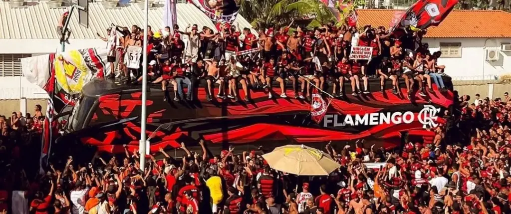 Torcedores do Flamengo são abordados pela polícia durante viagem a Lima