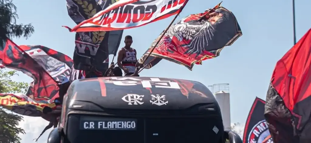 Flamengo embarca para final da Libertadores com festa da torcida