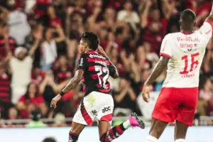 Flamengo abre quatro pontos de vantagem sobre o Palmeiras