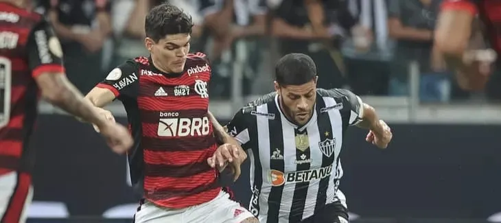 Ayrton Lucas e Hulk em Atlético-MG x Flamengo (Foto: Pedro Souza-CAM)